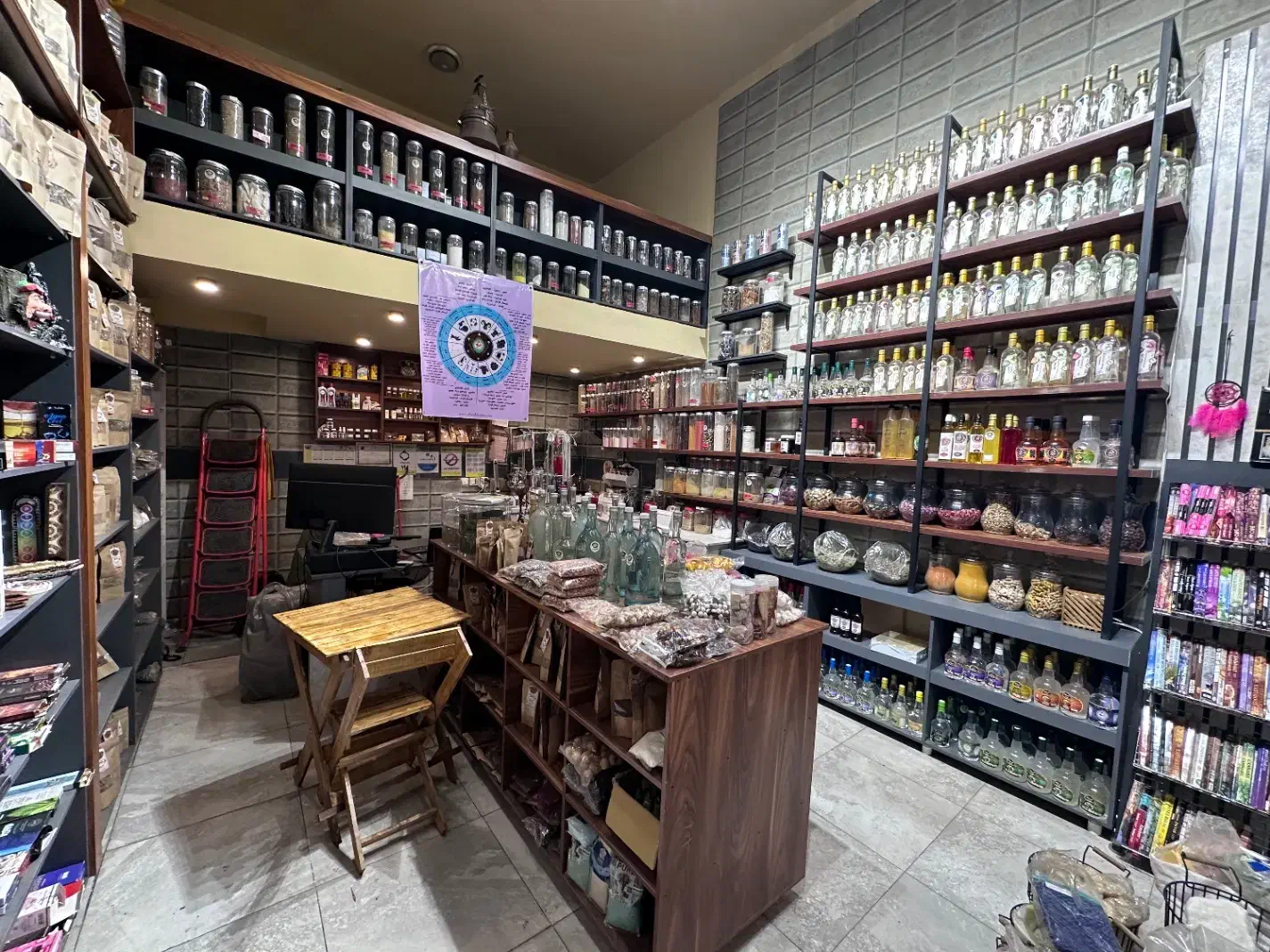 واگذاری عطاری شیک به همراه دکور و نورپرداری|اجارهٔ مغازه و غرفه|کاشان, حاج جمال|دیوار