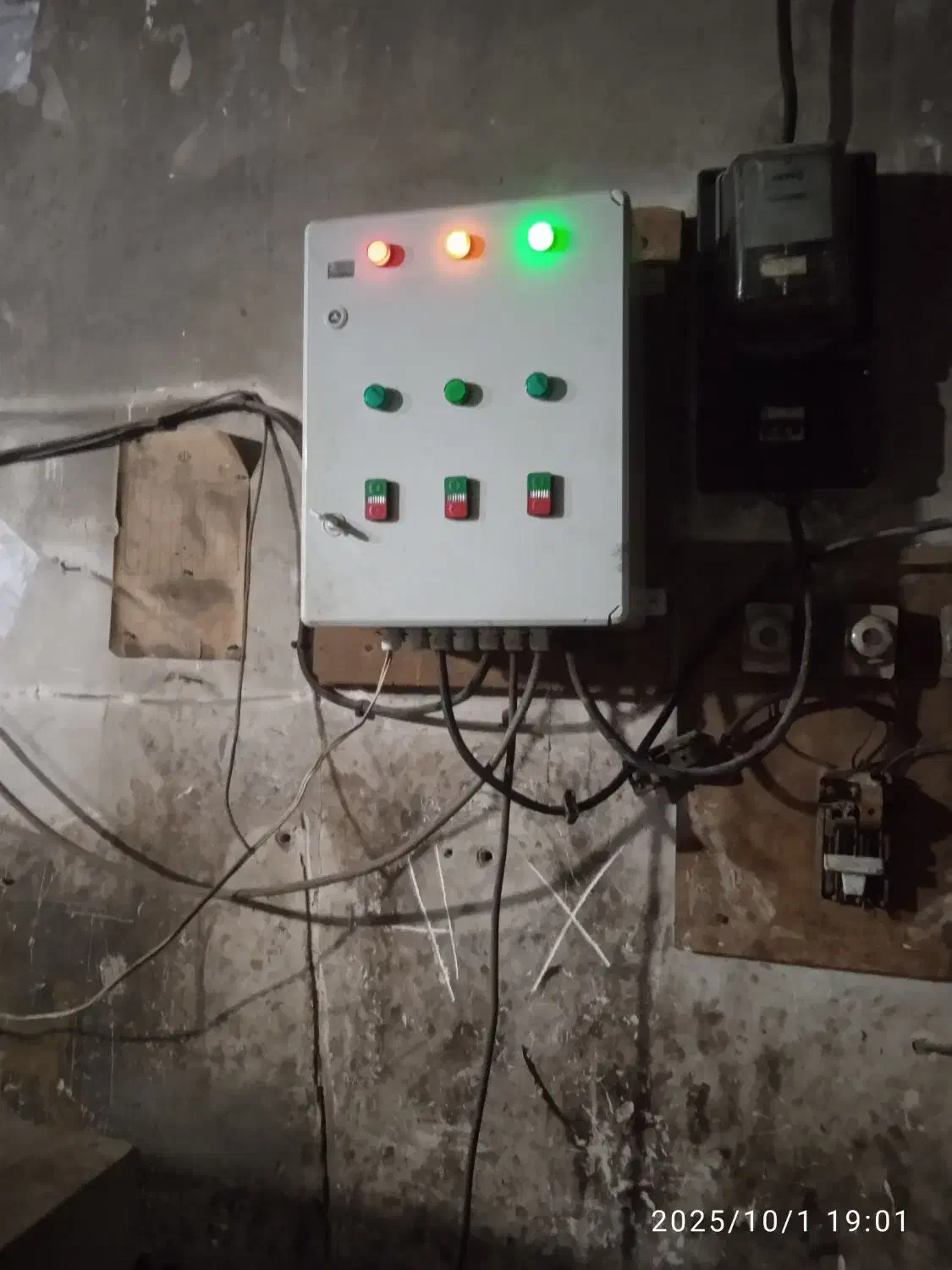 تعمیر وساخت تابلو برق صنعتی ونیم صنعتی  نصب ایفون|خدمات پیشه و مهارت|زاهدان, |دیوار