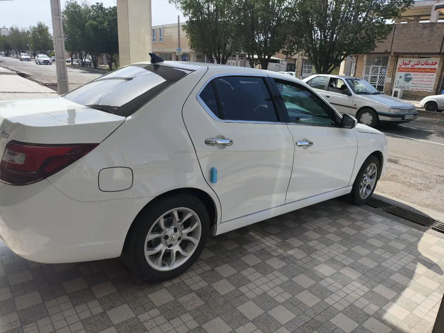 دنا پلاس تیپ 1مدل 402|خودرو سواری و وانت|دهلران, |دیوار