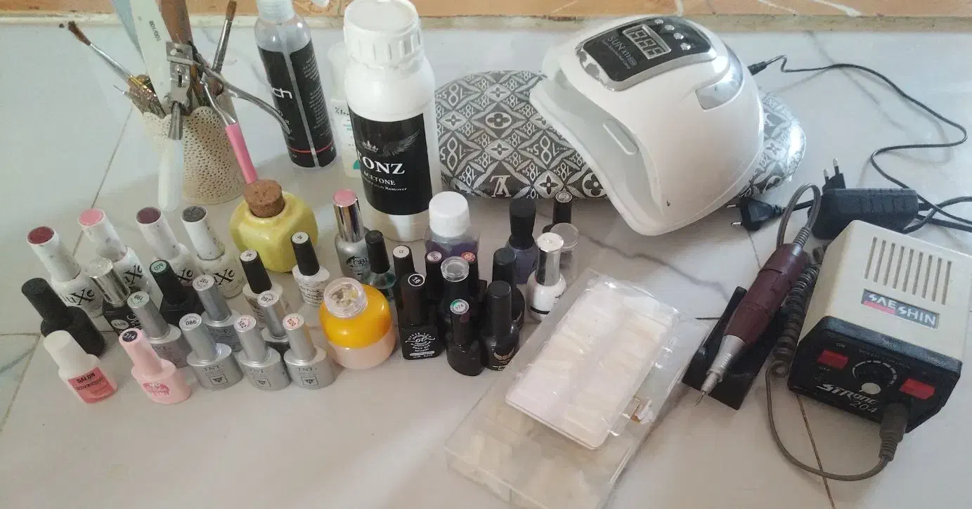تعدادی وسایل ناخن وسالن زیبایی.|آرایشگاه و سالنهای زیبایی|بم, |دیوار
