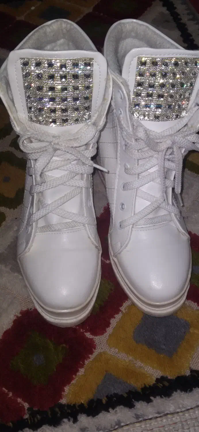 یک جفت کفش نیم بوت سفید فانتزی|کیف، کفش، کمربند|کنگاور, |دیوار