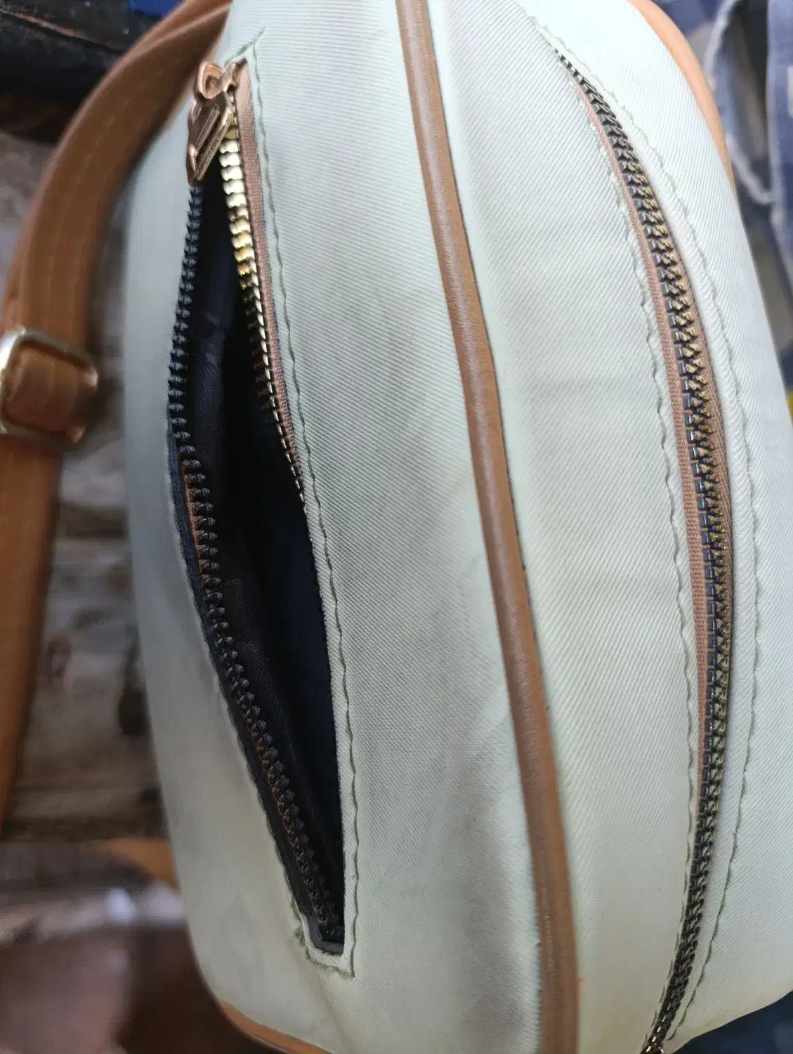 کیف پیدا شده|اشیا|اراک, |دیوار