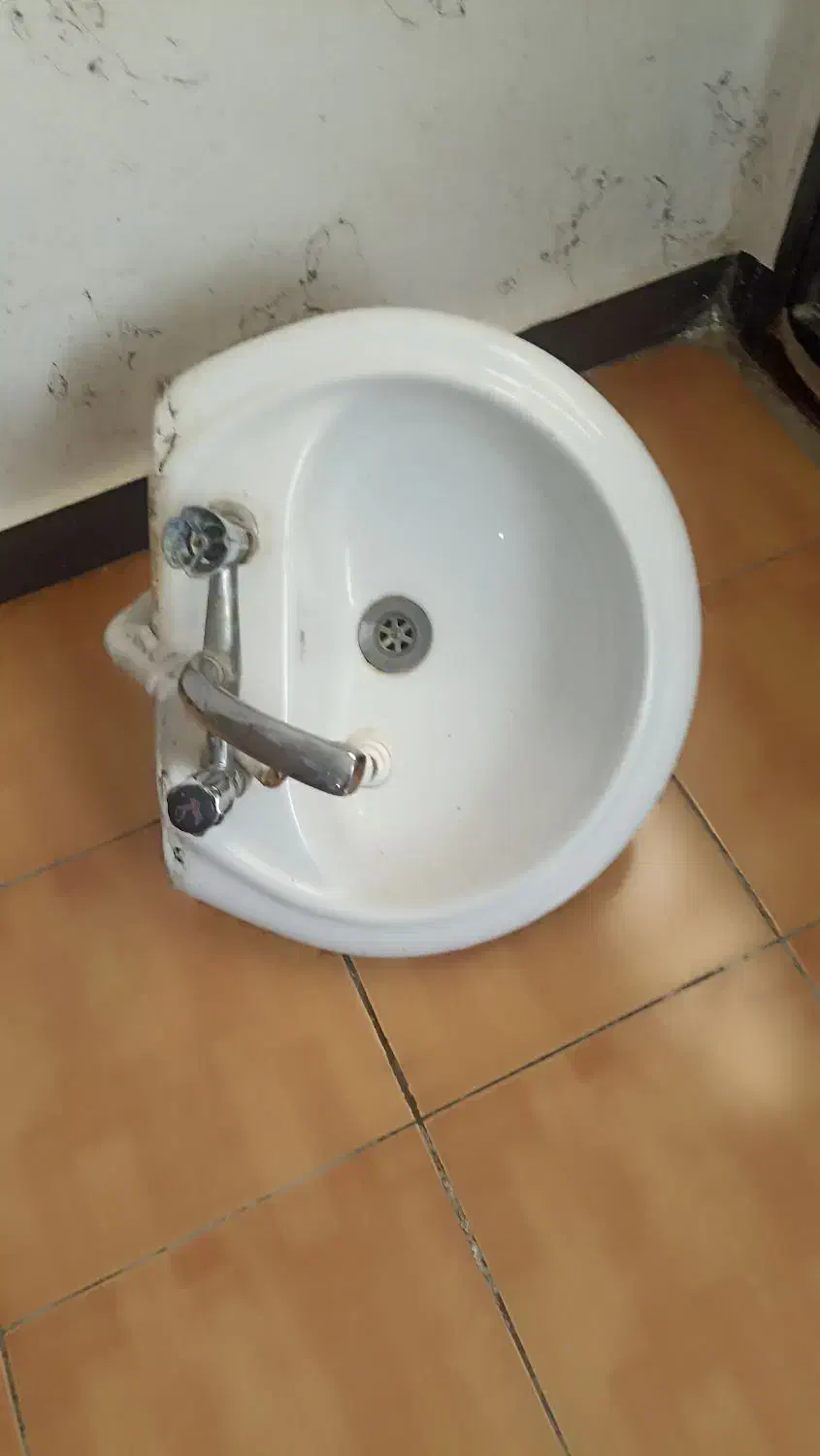 روشویی با پایه زیر وشیر آب وخرطومی فاضلاب کارکرده|لوازم سرویس بهداشتی|اهواز, سپیدار|دیوار