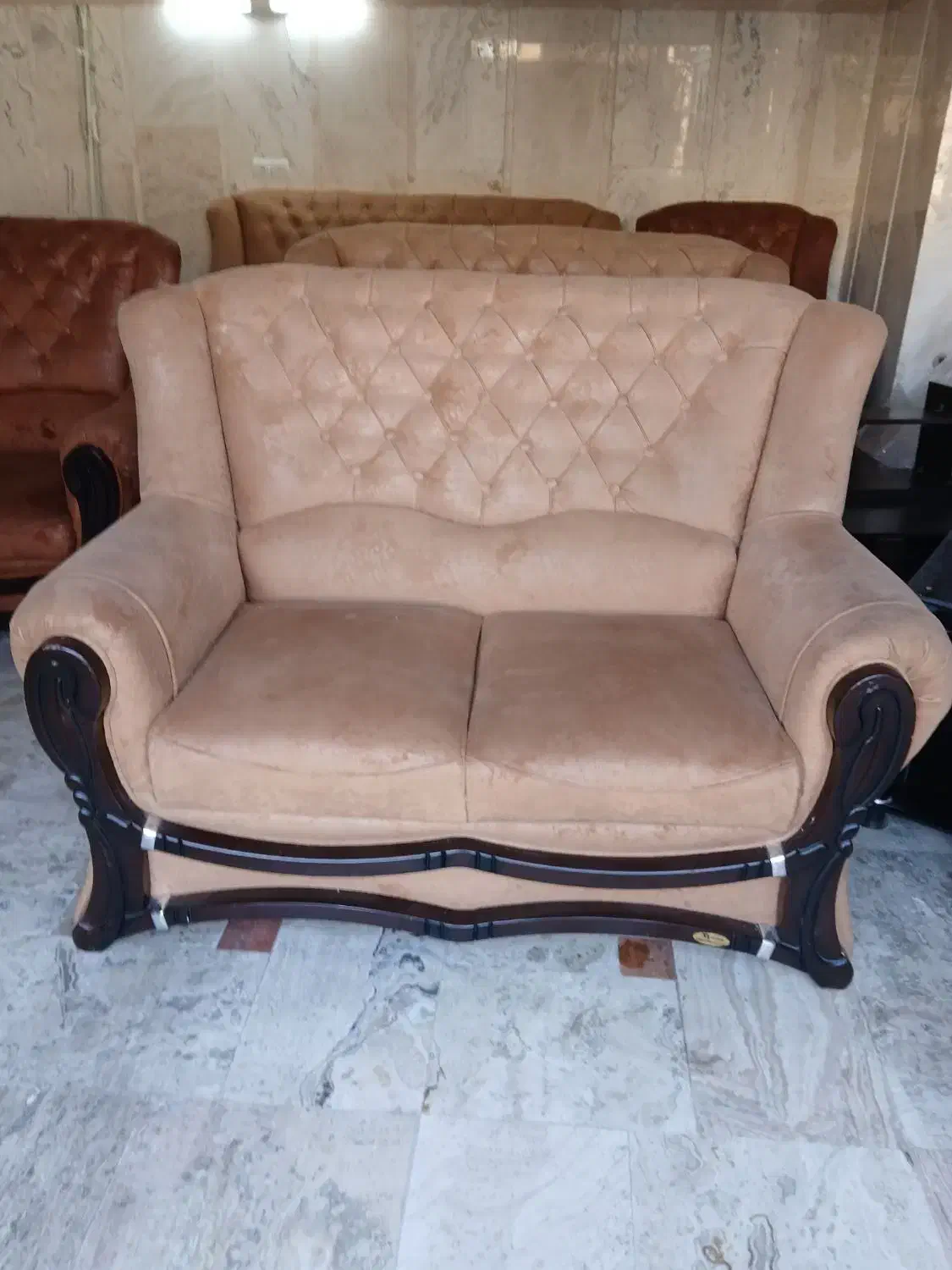 مبل راحتی ۹نفره همراه با۴عددمیز جلو|مبلمان خانگی و میز عسلی|کاشان, پشت شهربانی|دیوار