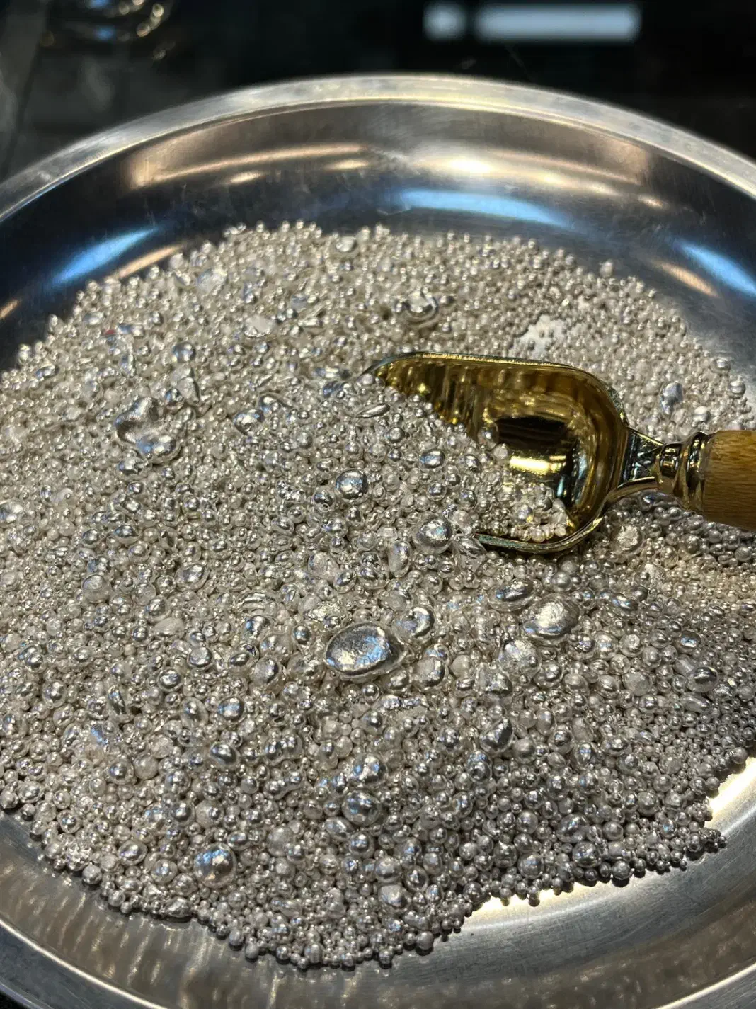 ساچمه نقره|جواهرات|شیراز, مبعث|دیوار