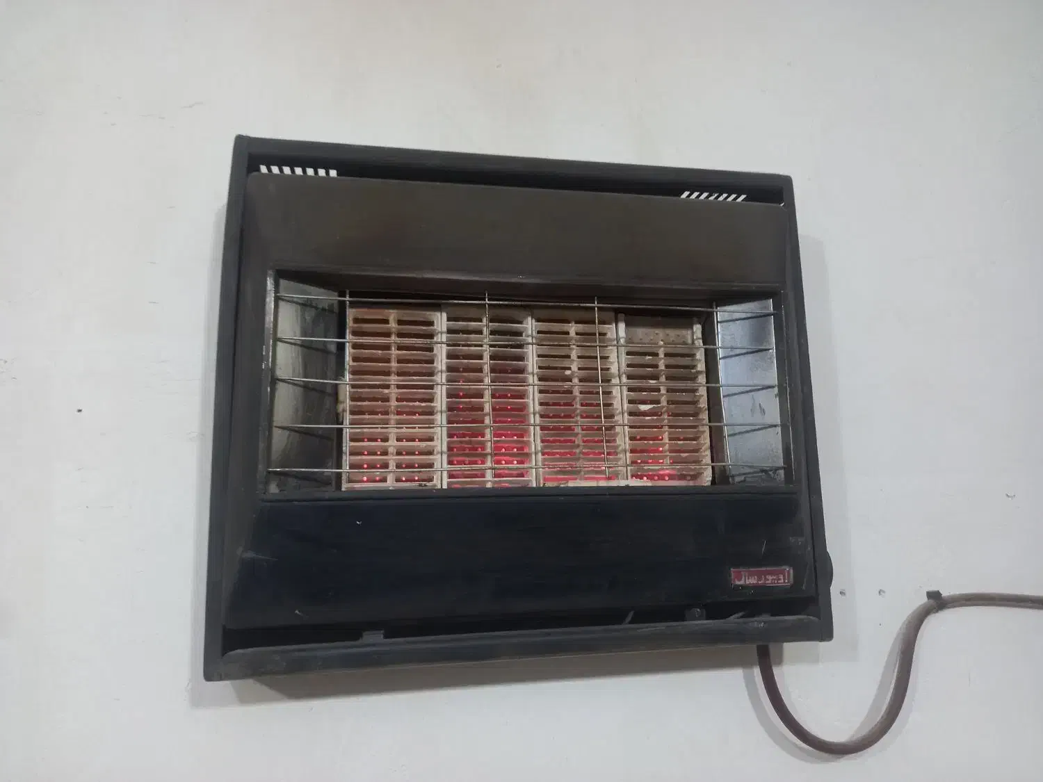 بخاری دیواری.|بخاری، هیتر، شومینه|قم, قلعه کامکار|دیوار