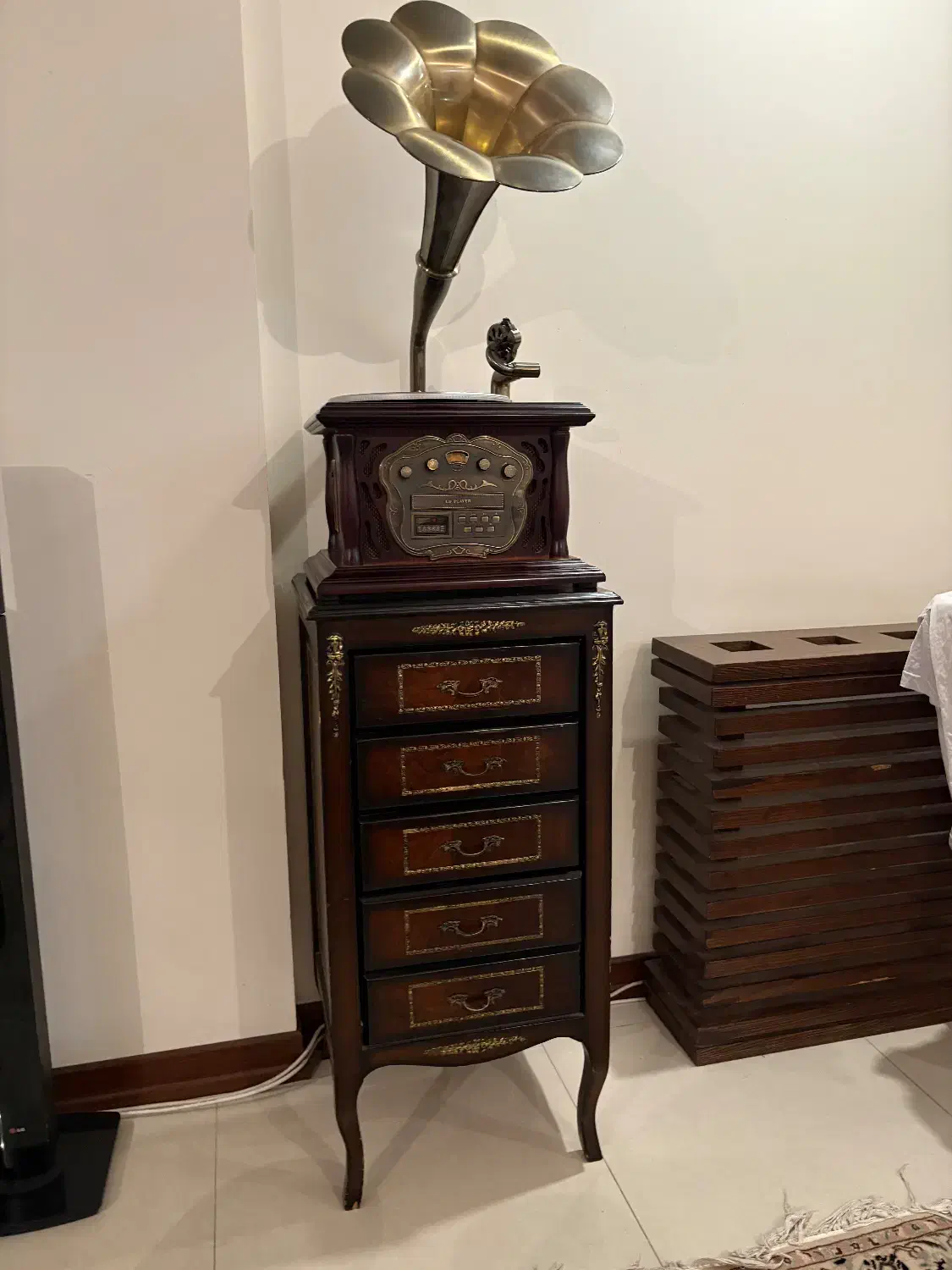 گرامافون کلاسیک با میز چوبی ۵ کشو|سیستم صوتی خانگی|اصفهان, باغ زرشک|دیوار