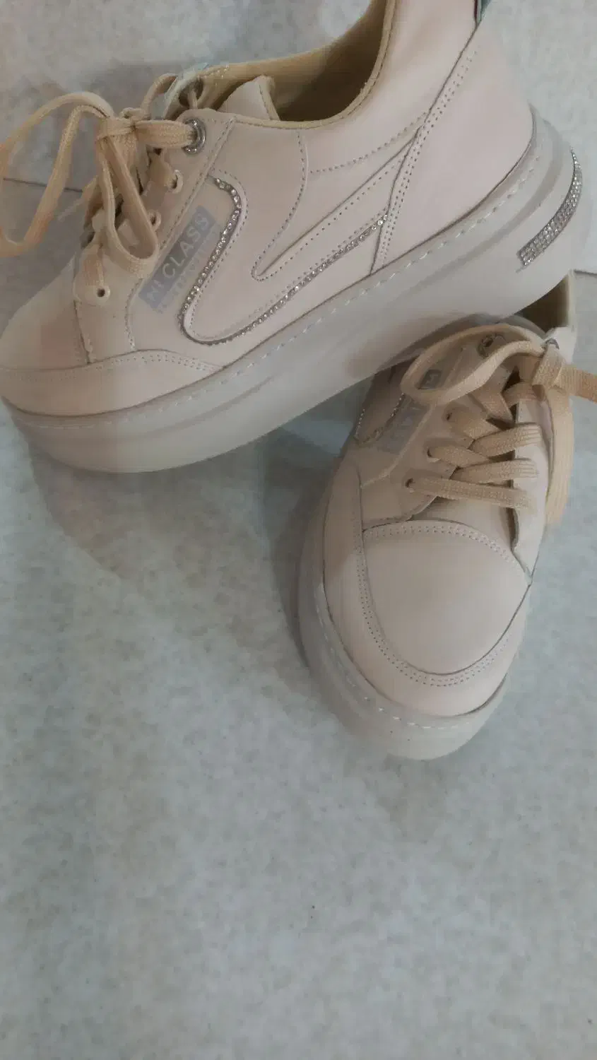 کفش|کیف، کفش، کمربند|اسکو, |دیوار