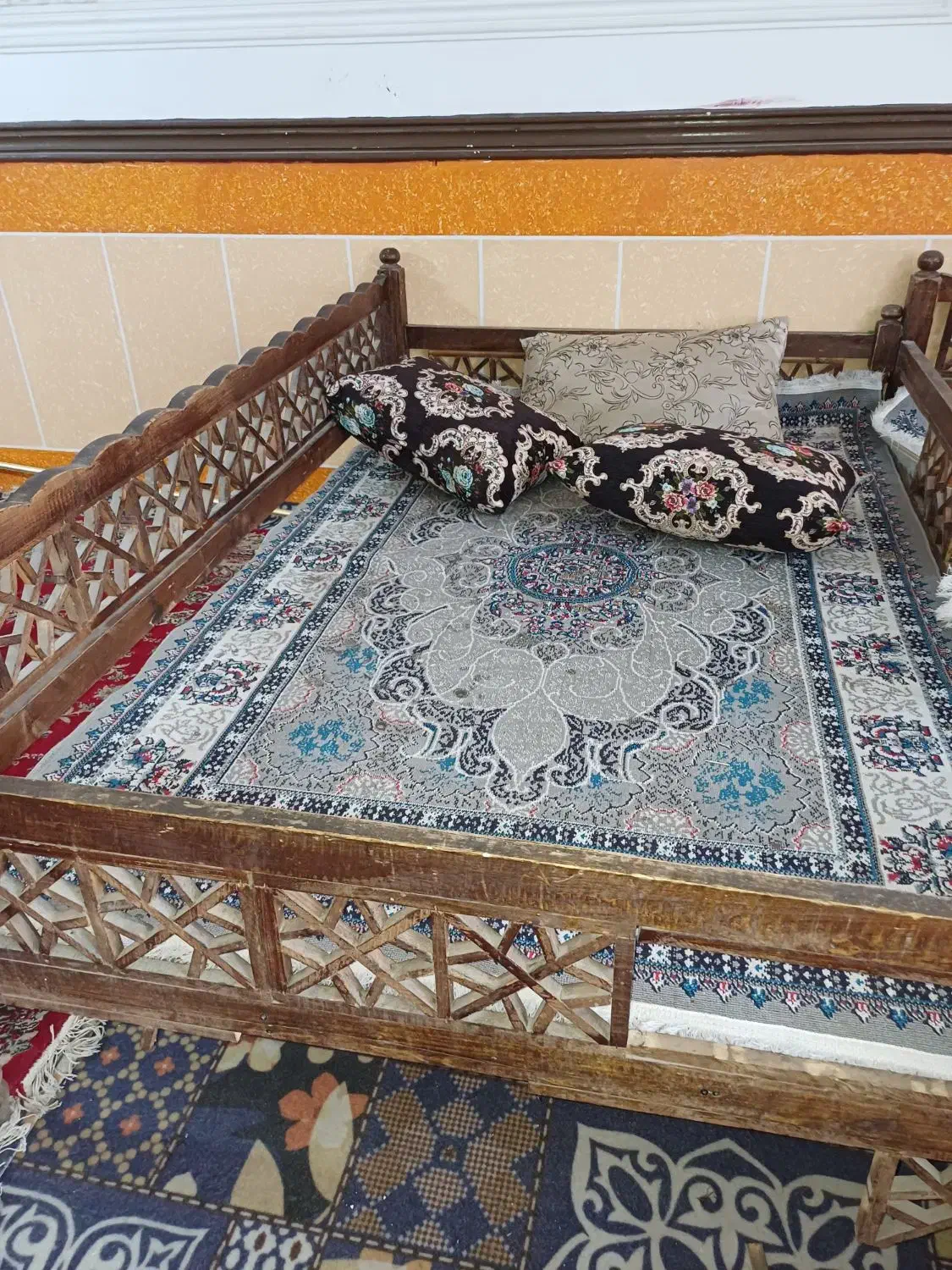 تخت چوبی همراه دوبالشت وروتختی|تخت و سرویس خواب|خاش, |دیوار