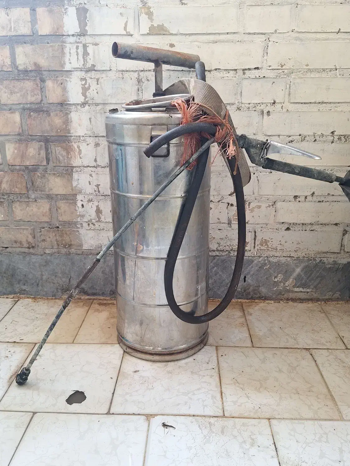 گلاب پاش یا سم پاش|ابزارآلات|مسجد سلیمان, |دیوار