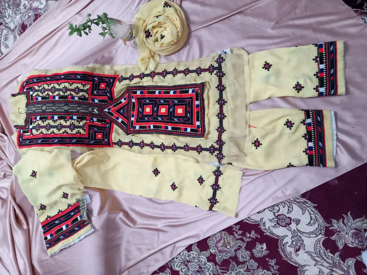 لباس دست دوچ تن نشده|لباس|سراوان, |دیوار