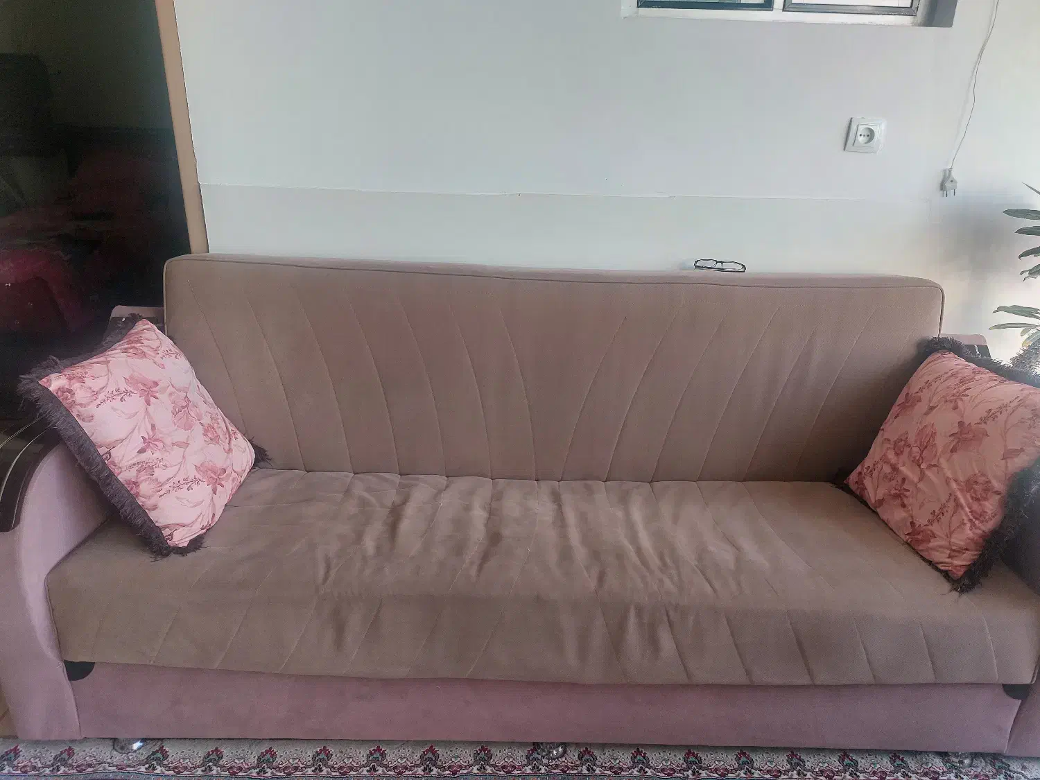 مبل راحتی|مبلمان خانگی و میز عسلی|صحنه, |دیوار