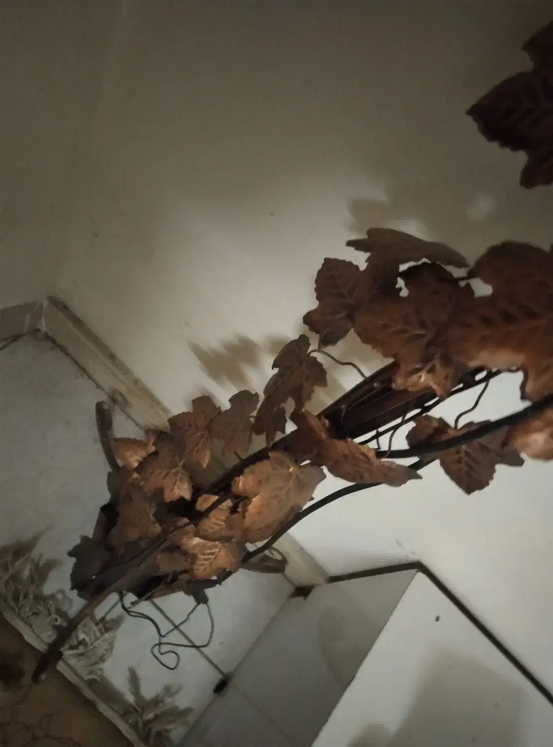 کنار سالنی آباژورایستاده فرفورژه. ای سالم|چراغ خواب و آباژور|قرچک, مهدیه|دیوار