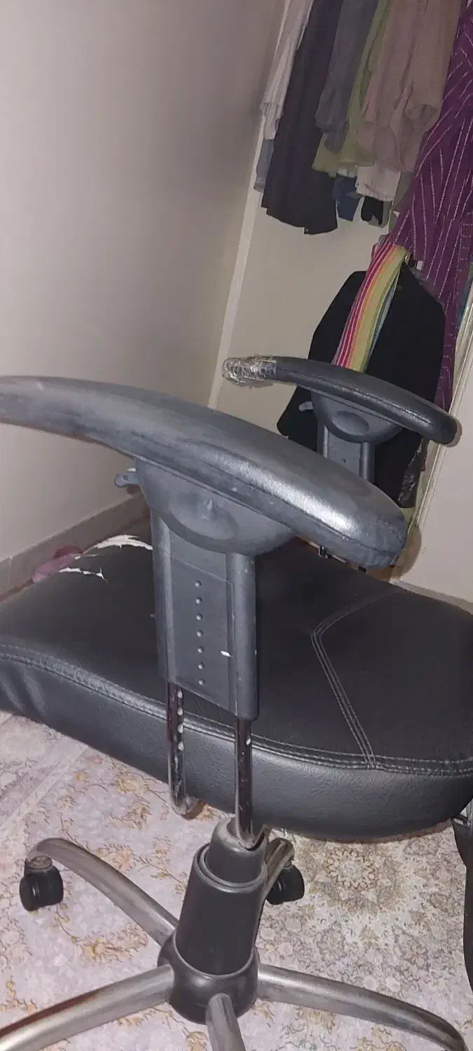 صندلی نرم فقط روی دسته و روی خود صندلی پاره است|صندلی و نیمکت|تهران, بهداشت|دیوار