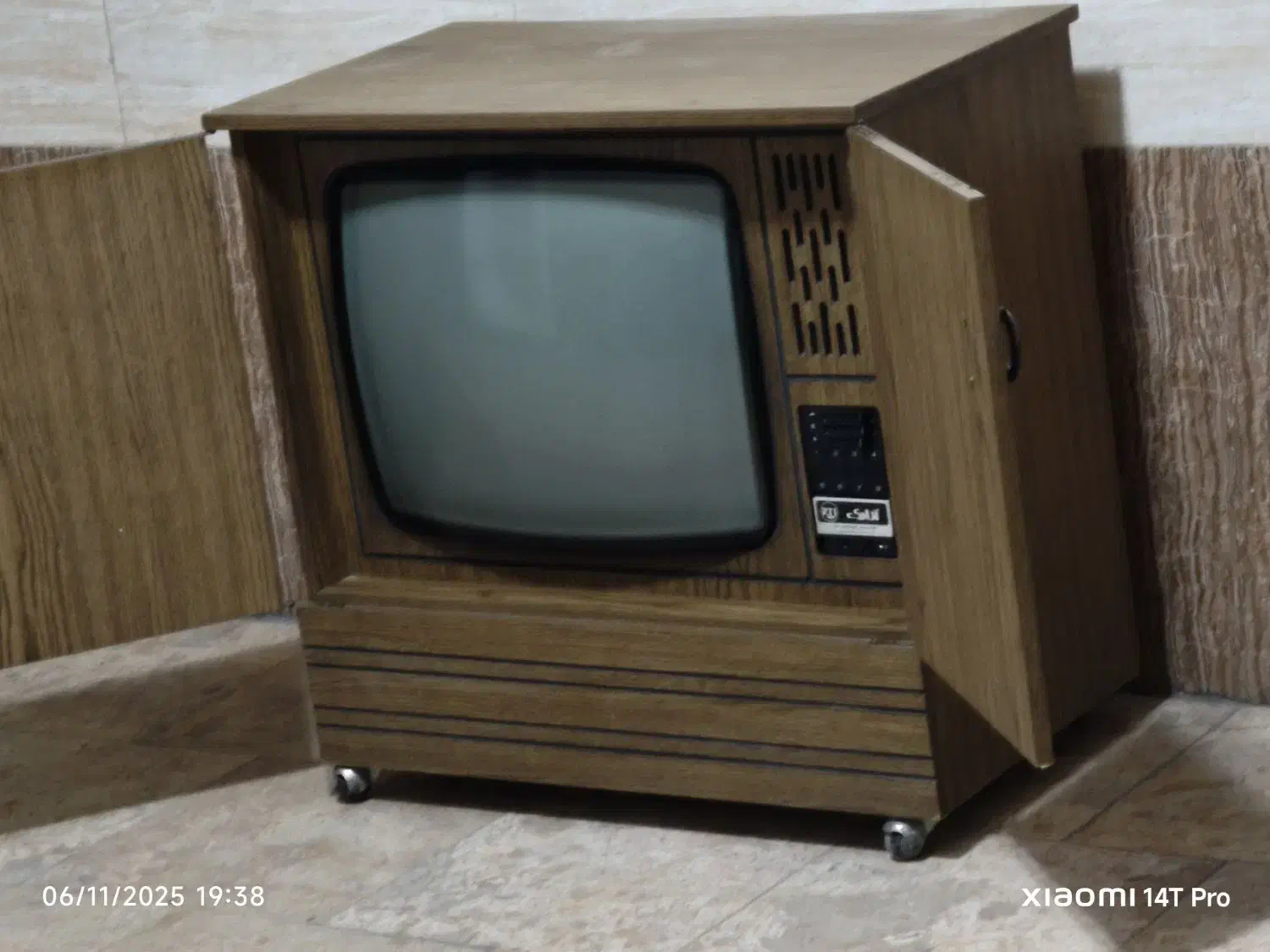 تلویزیون قدیمی مبله فابریک بدون خط و خش|کلکسیون اشیاء عتیقه|تهران, جماران (نیاوران)|دیوار