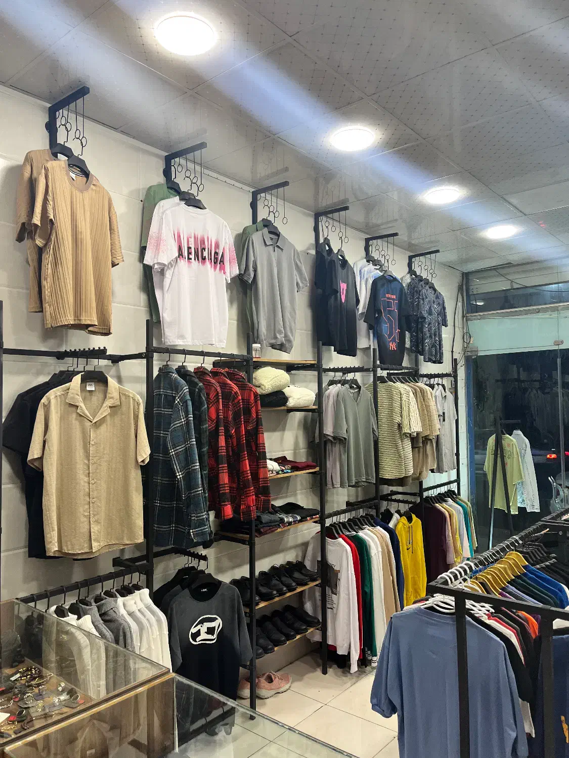 فروش فوری یکجا پوشاک + دکور و ویترین|لباس|قم, نخودی|دیوار