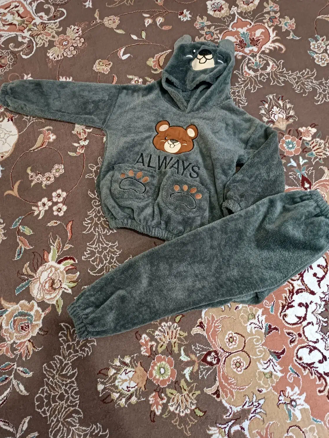 لباس  و پوتین|کفش و لباس بچه|پرند, فاز ۵|دیوار