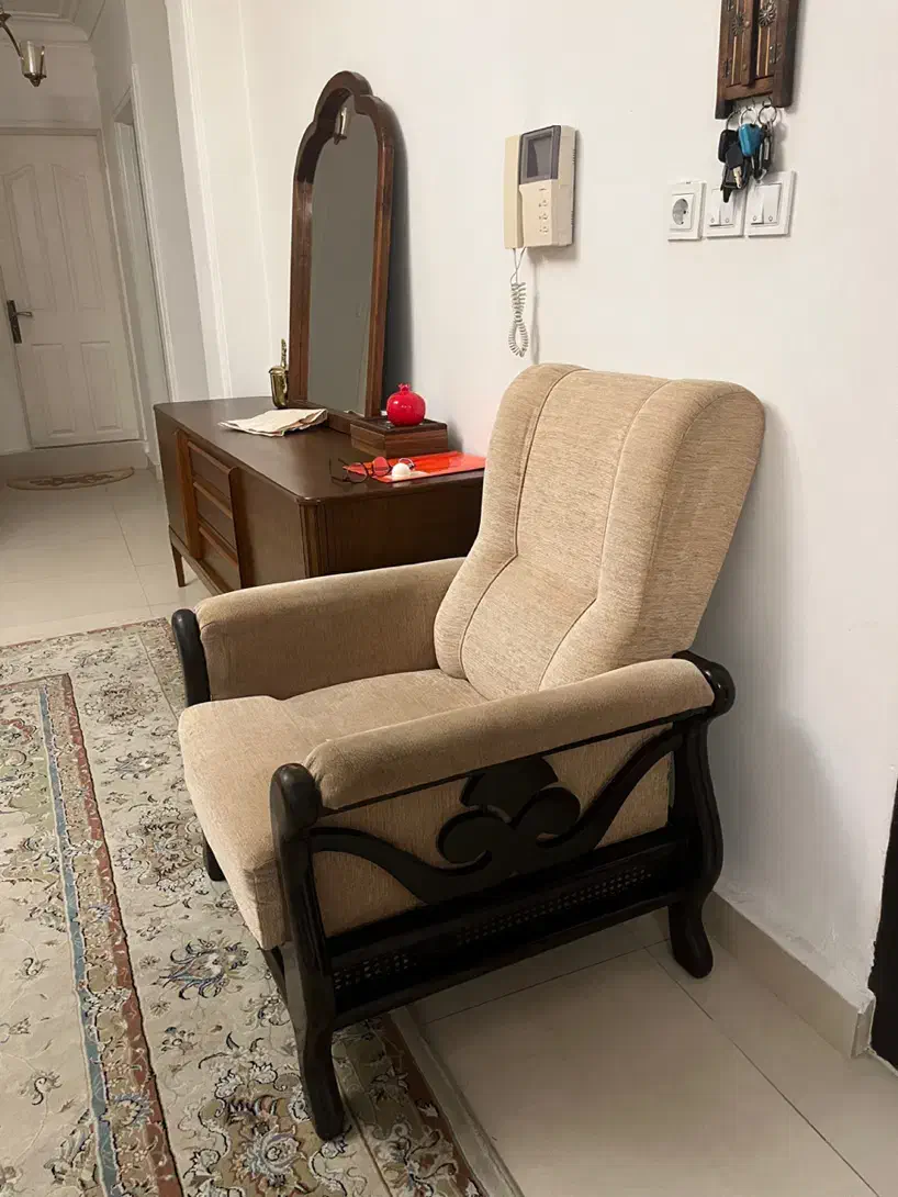 مبل ۷ نفره چوب گردو بهمراه میز جلو مبلی|مبلمان خانگی و میز عسلی|رشت, شهرک قدس|دیوار