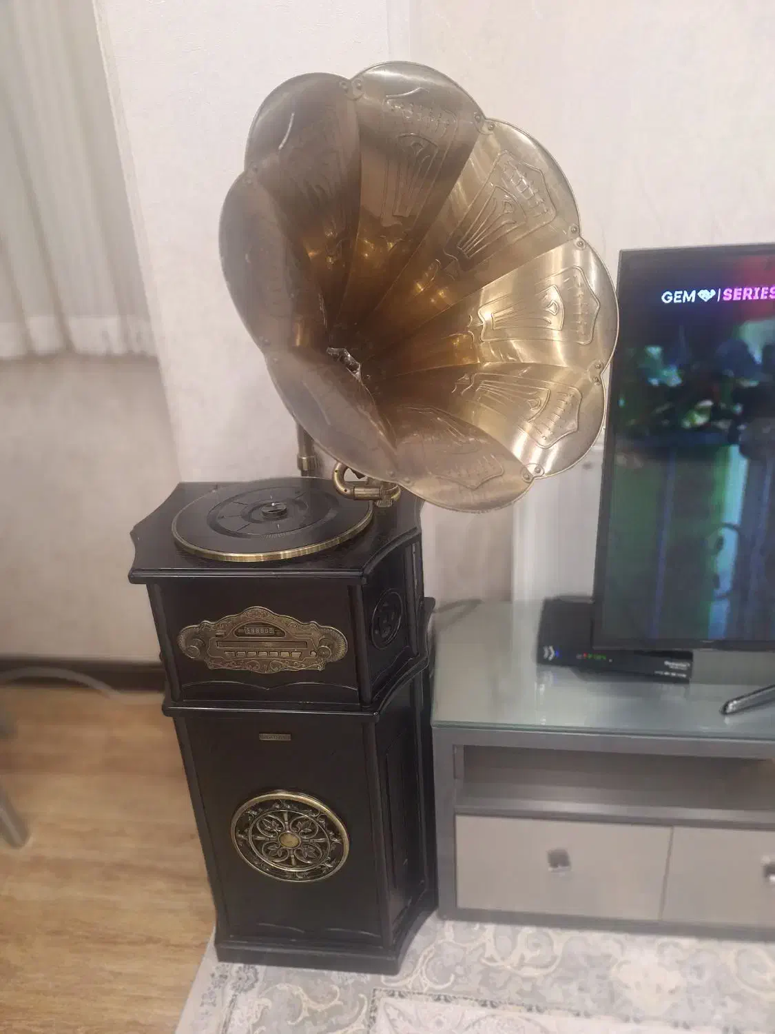 گرامافون|سیستم صوتی خانگی|قم, جهان بینی|دیوار