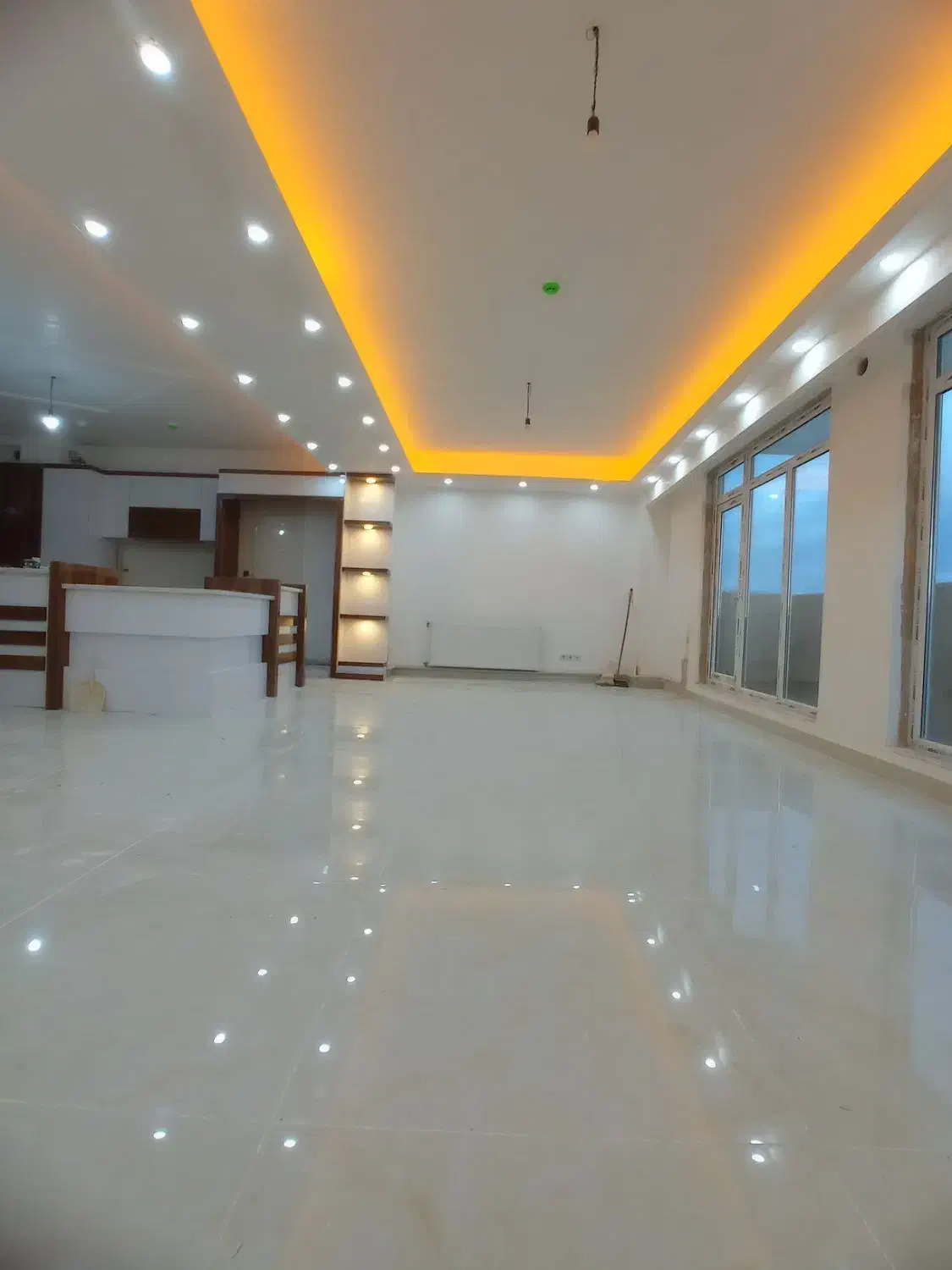 سیم کشی سیمکش برقکار برق کارنصب لوستر نور پردازی|خدمات پیشه و مهارت|تبریز, |دیوار