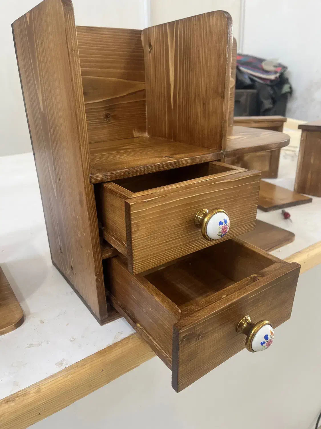 استند لوازم ارایشی|آرایشگاه و سالن‌های زیبایی|کاشان, کوچه باسکول|دیوار