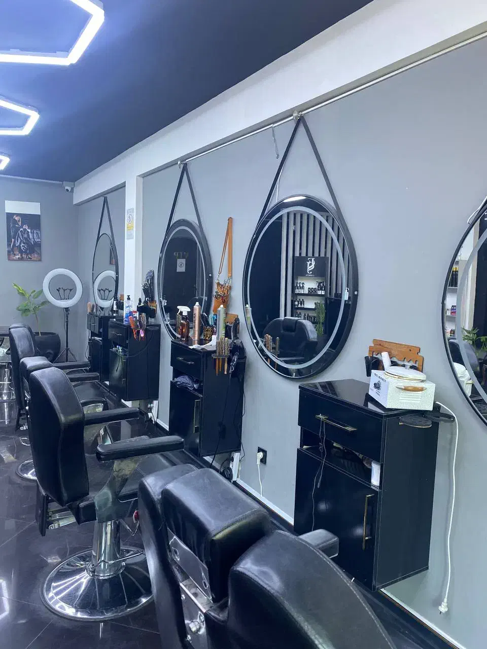 آرایشگر حرفه ای با مشتری با شرایط فوق العاده|استخدام درمانی، زیبایی، بهداشتی|مشهد, فلسطین|دیوار