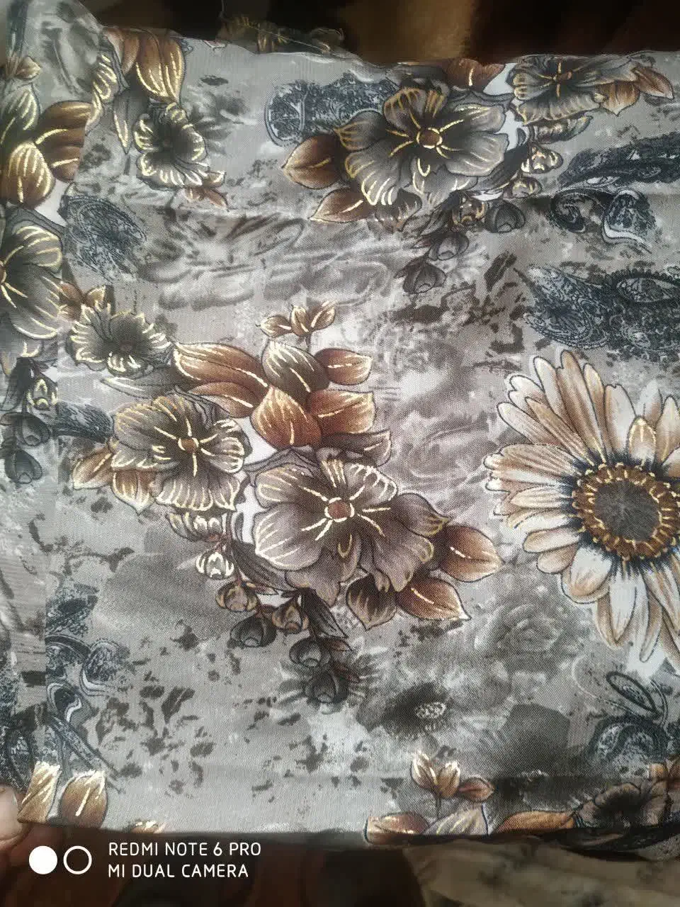 پارچه چادری|لباس|ساوه, |دیوار