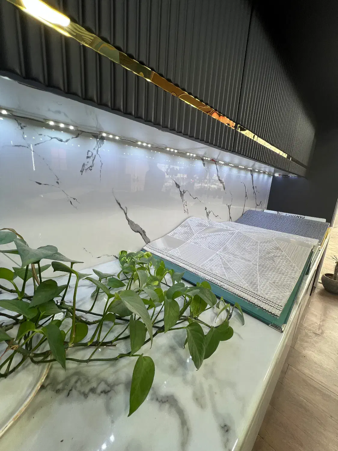 مرکز پخش بین کابینتی|مصالح و تجهیزات ساختمان|اندیشه, اندیشه فاز ۳|دیوار