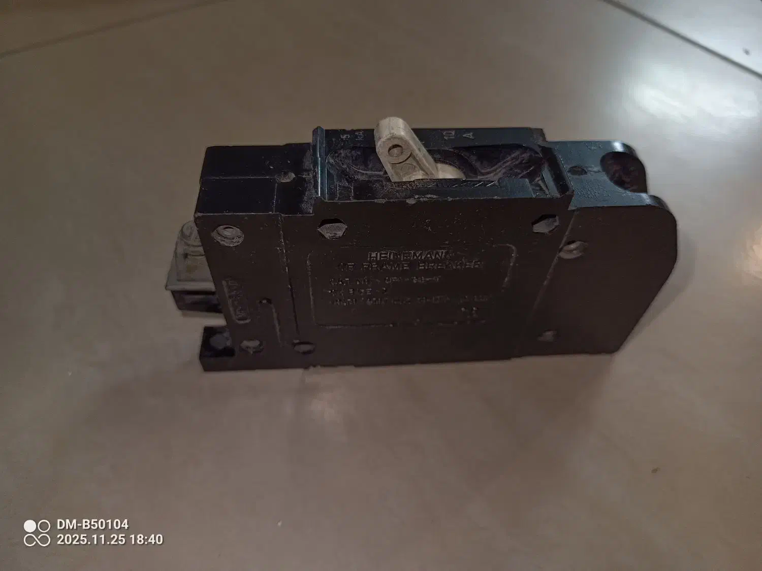 کلید برق قدیمی|مصالح و تجهیزات ساختمان|اصفهان, ناژوان|دیوار