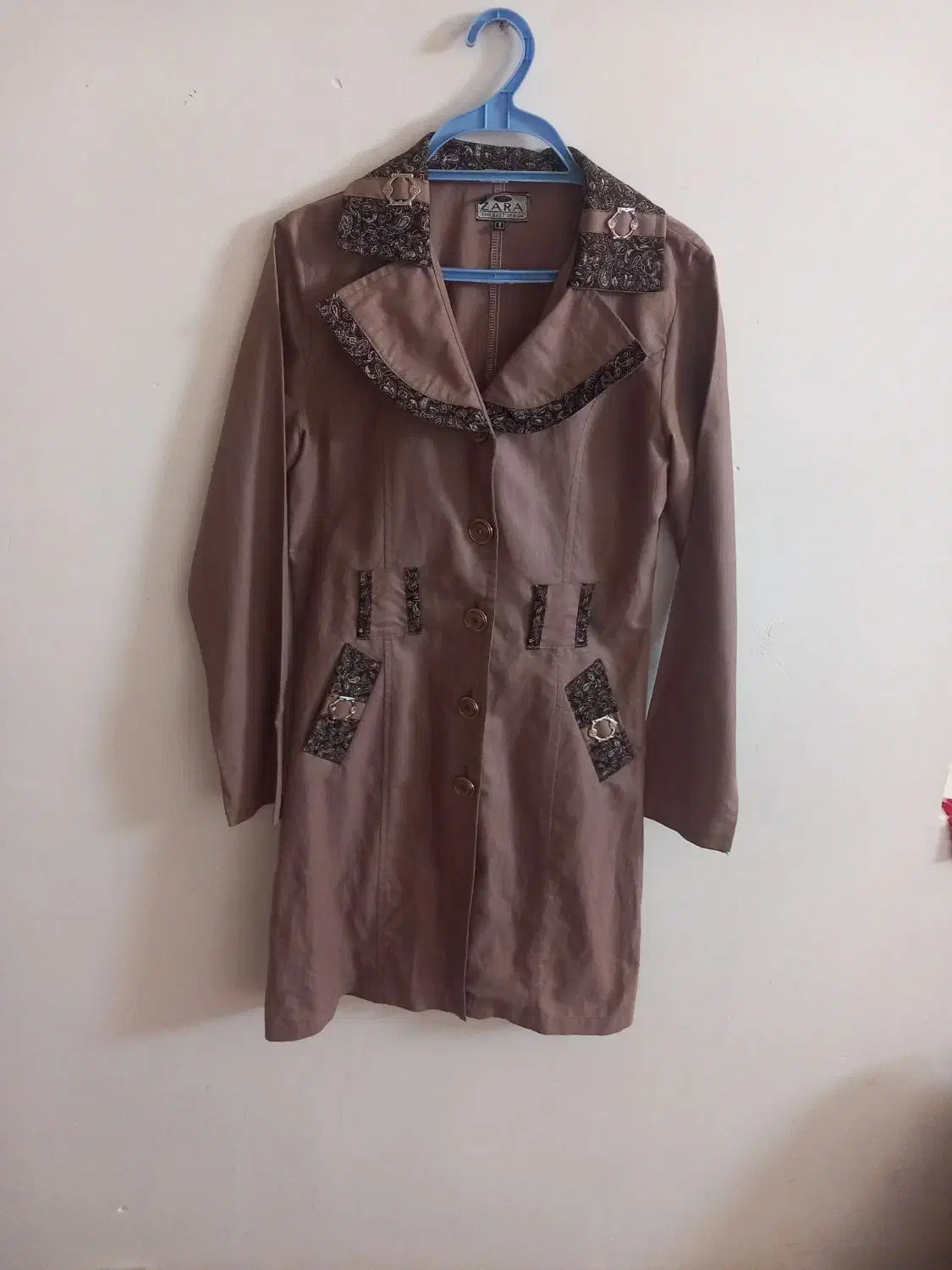 چهار عدد لباس|لباس|کبودرآهنگ, |دیوار