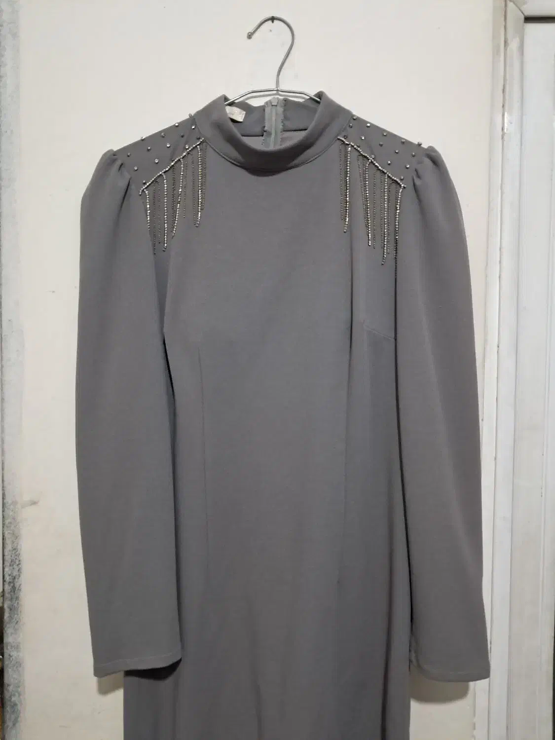 لباس مجلسی شیک|لباس|رباط‌کریم, رباط‌کریم|دیوار