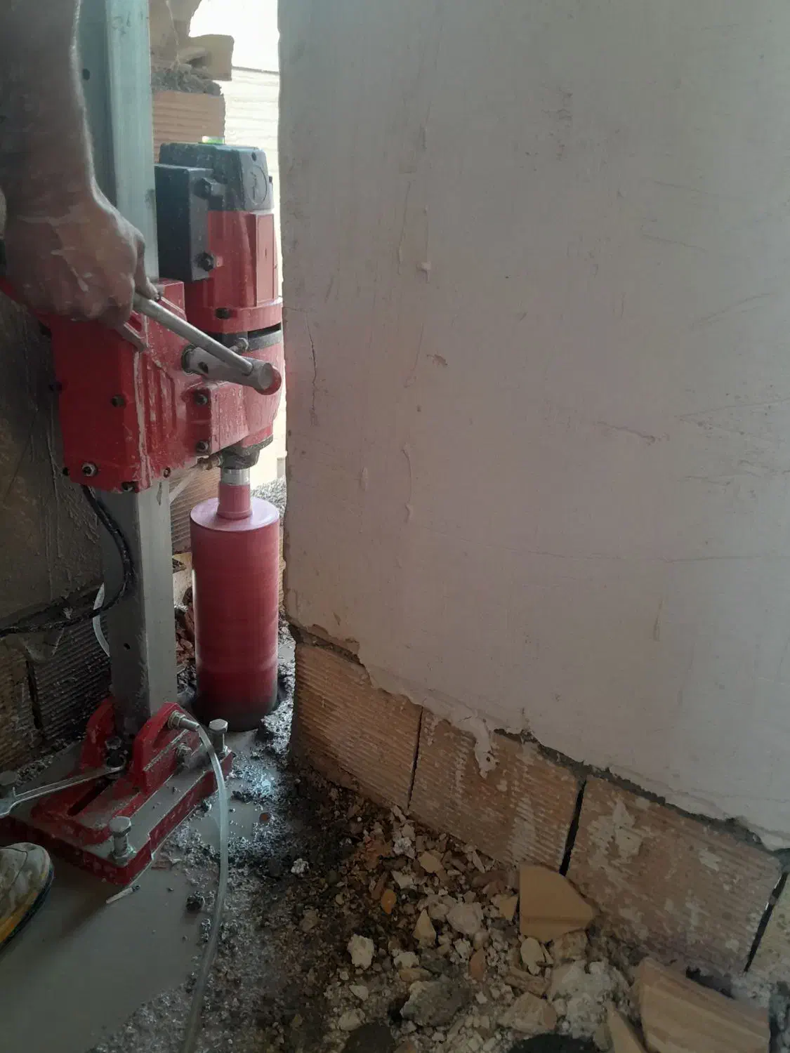 کرگیری وسوراخکاری و کاشت بولت|خدمات پیشه و مهارت|خوی, |دیوار