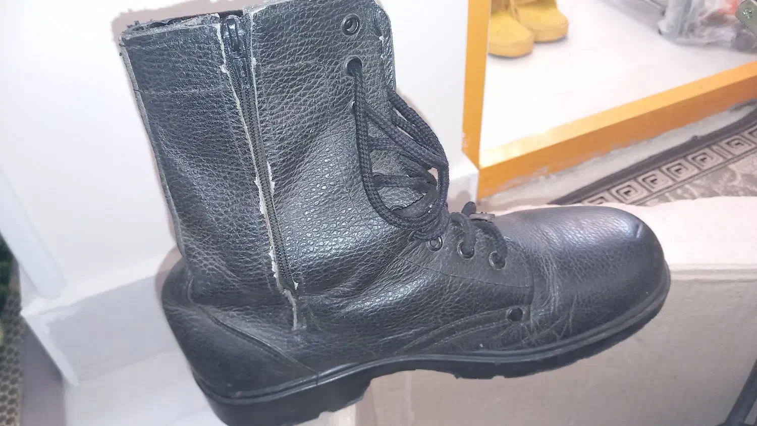 پوتین|کیف، کفش، کمربند|گرگان, |دیوار