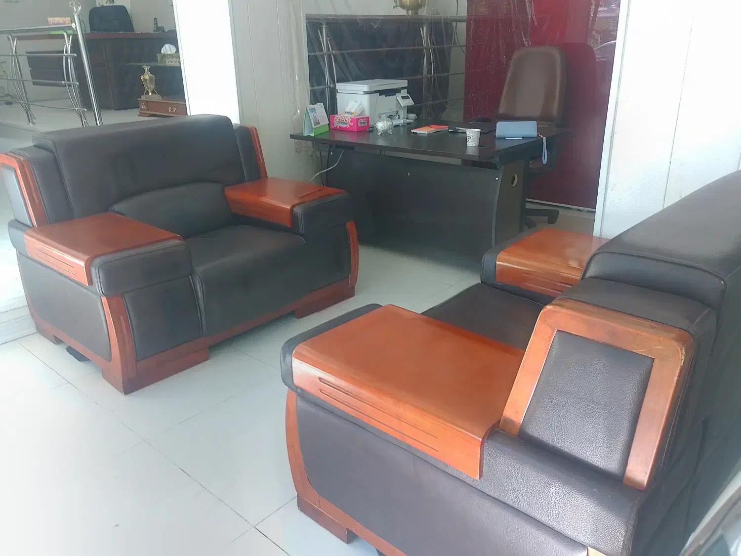 مبل راحتی چرم|مبلمان خانگی و میز عسلی|اصفهان, کارلادان|دیوار