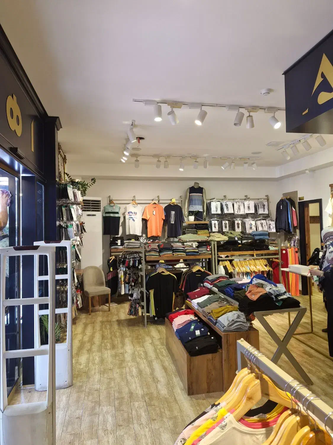 فروشنده خانم و صندوقدار خانم (نبش پاساژ صفویه)|استخدام بازاریابی و فروش|کاشان, شریعتی|دیوار