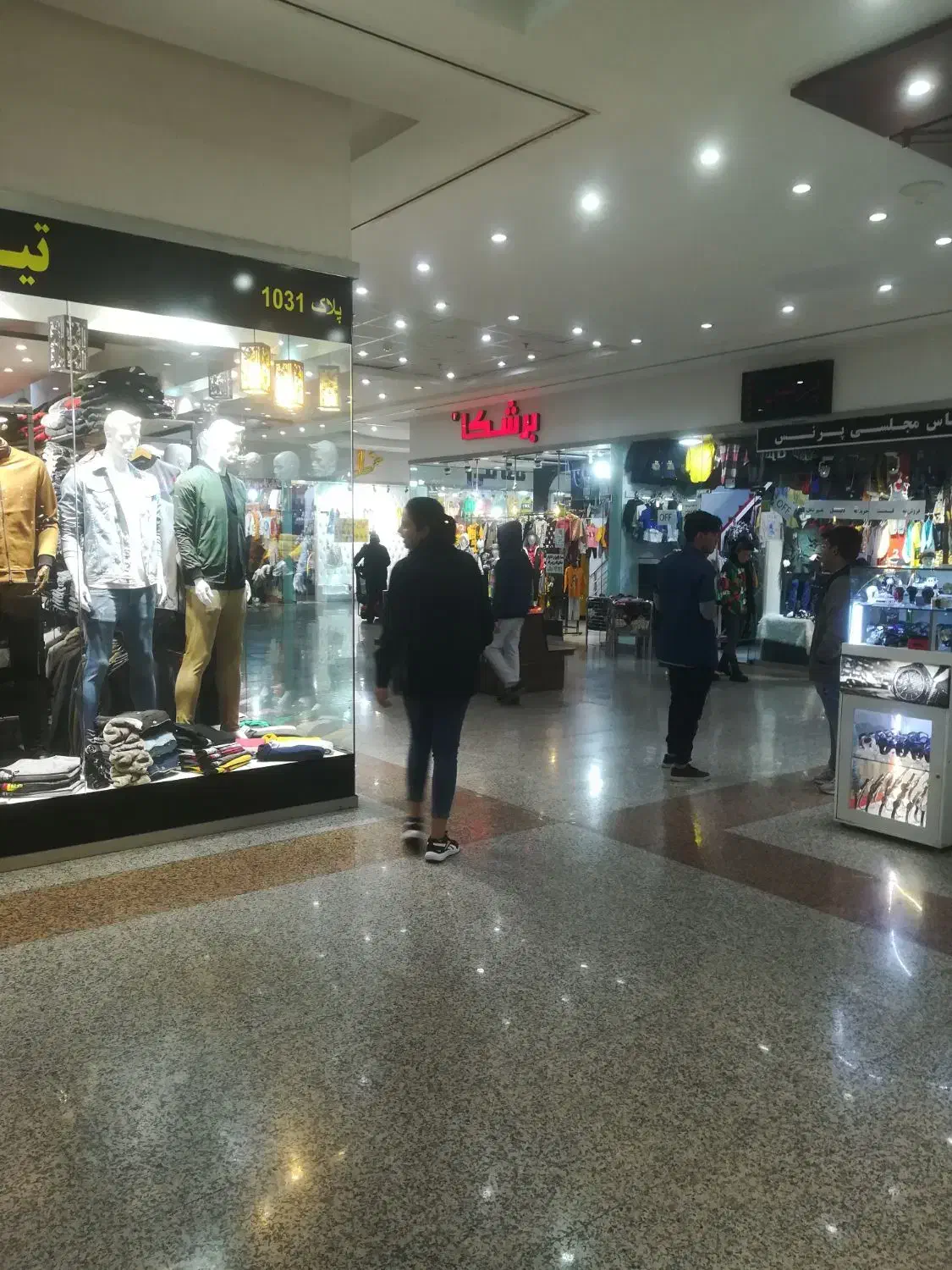 فروش مغازه تجاری 12 سال فعال|فروش مغازه و غرفه|شیراز, شهرک گلستان|دیوار