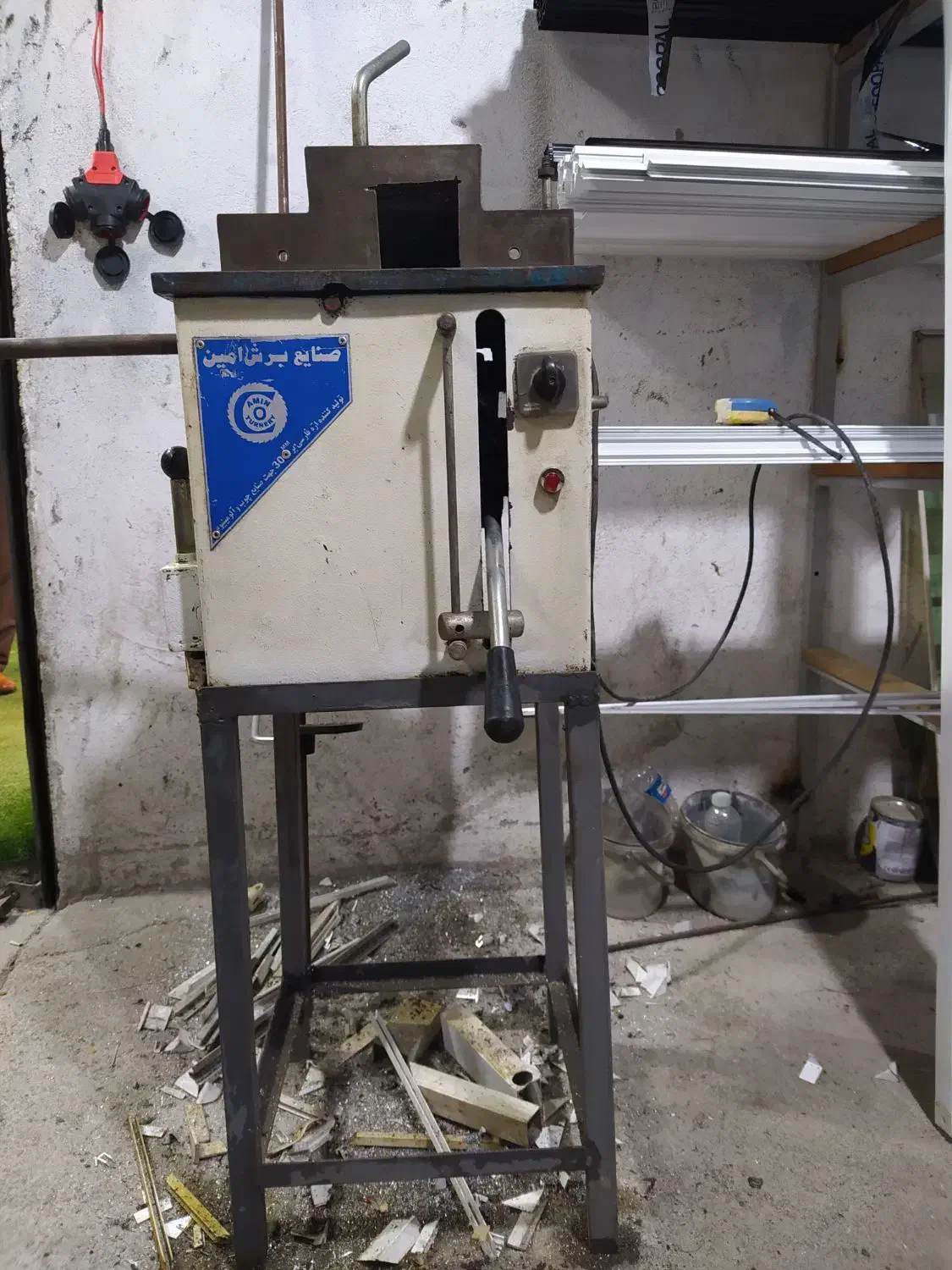 اره برش|ابزارآلات|بندر انزلی, چهارفریضه|دیوار