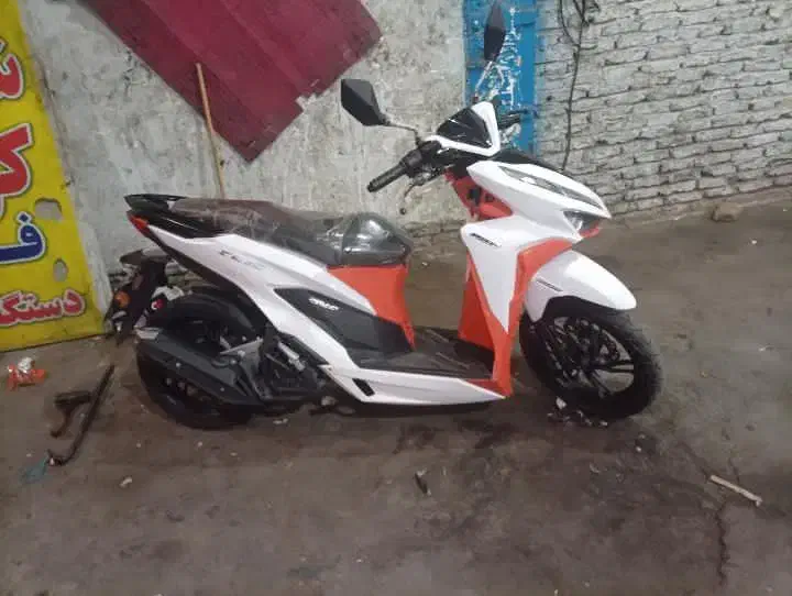 کلیک 402 در حد|موتورسیکلت|میانه, |دیوار