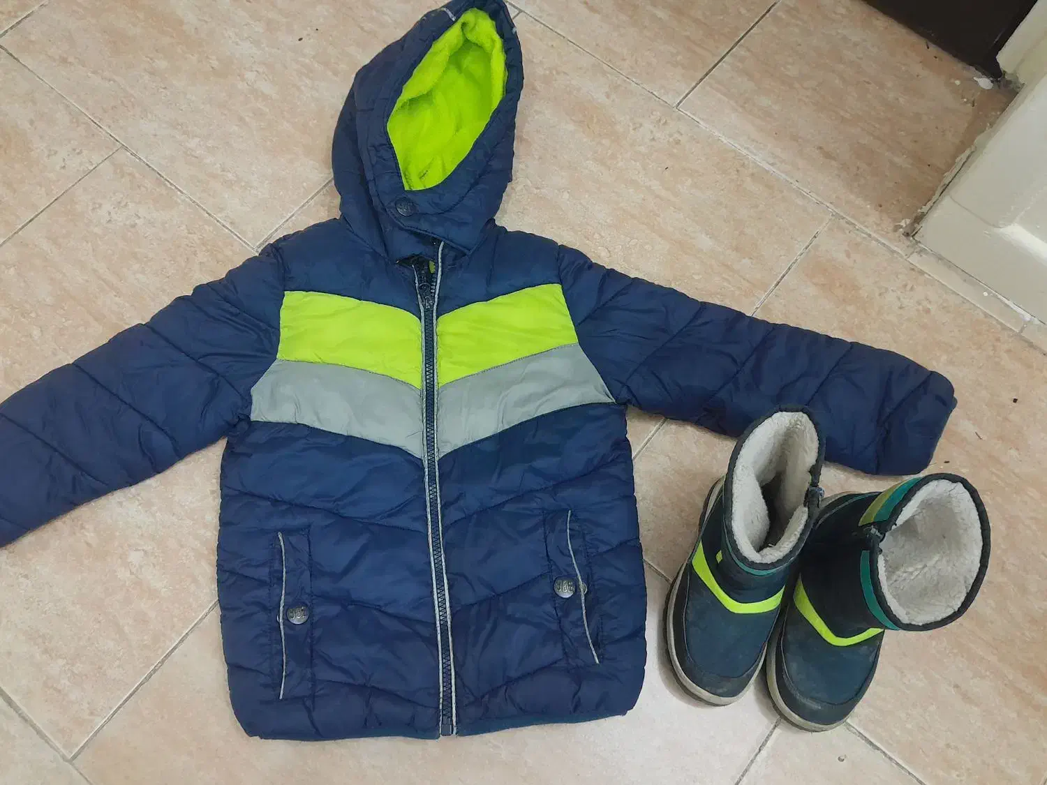 کاپشن و چکمه تا ۵ سال قابل استفاده|کفش و لباس بچه|آمل, |دیوار