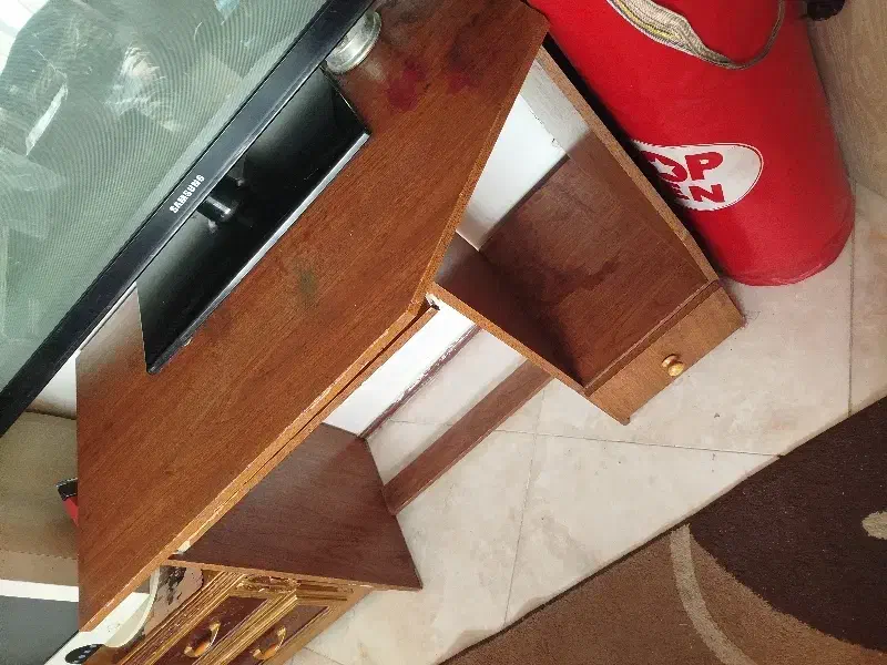 میز تحریر و کامپیوتر|میز تحریر و کامپیوتر|اندیشه, اندیشه فاز ۳|دیوار