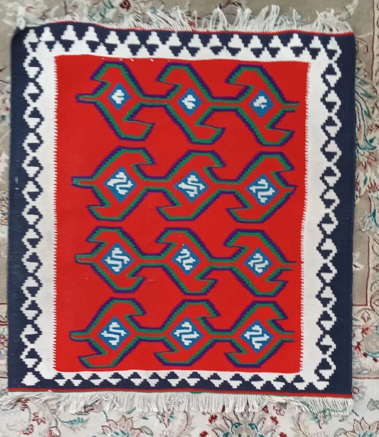 سه جفت پشتی درحدنو دست بافت بند ابریشم|پشتی|شیراز, قلعه نو|دیوار