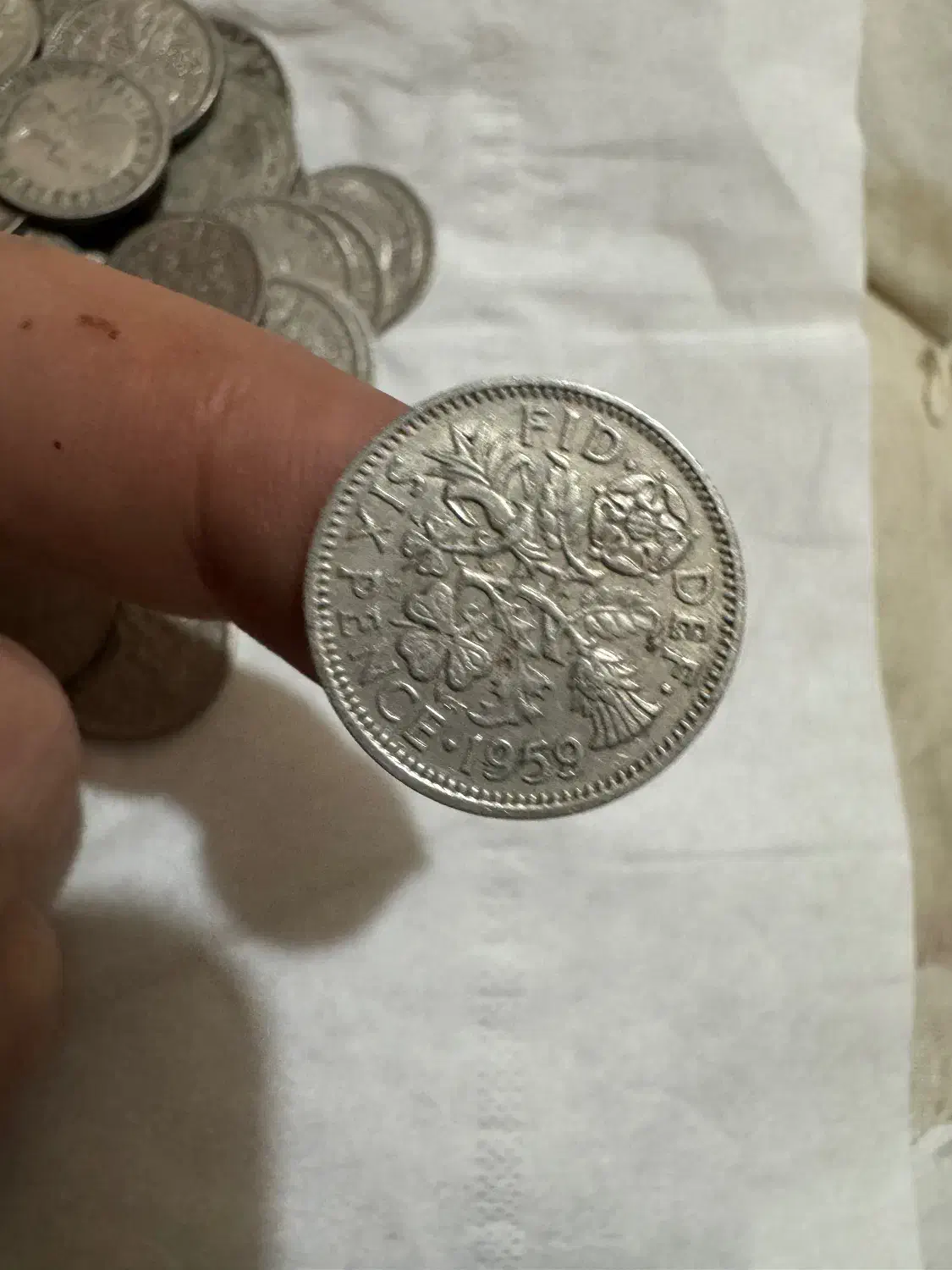 صد عدد یکجا باهم سکه شش پنسی قدیمی|کلکسیون سکه، تمبر، اسکناس|پرند, فاز ۳|دیوار