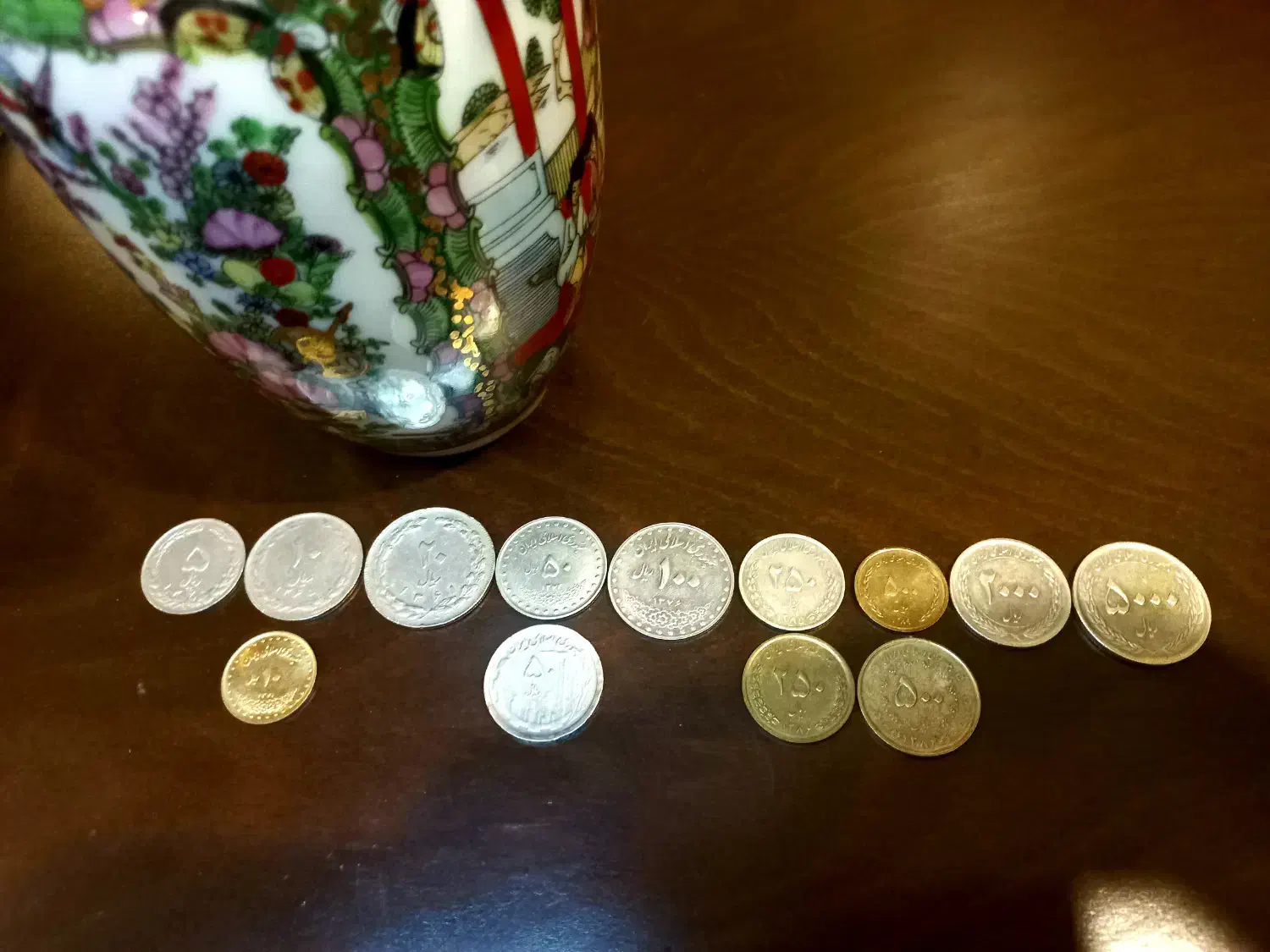 کلکسیونی از سکه های قدیمی|کلکسیون اشیاء عتیقه|اصفهان, باغ زرشک|دیوار