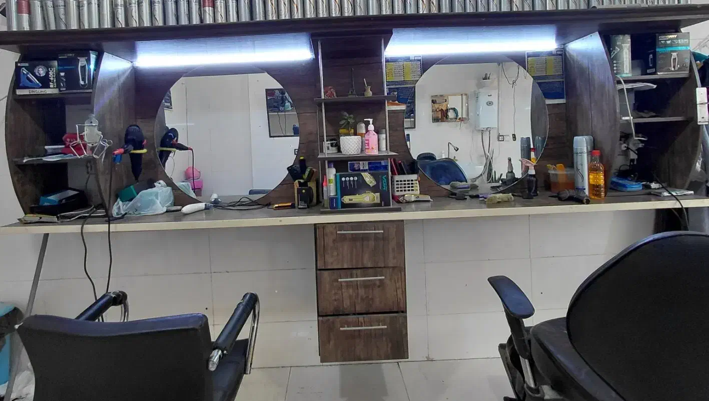 دکورارایشگاه mdfاصل بفروش می‌رسد.با یک عددصندلی|آرایشگاه و سالن‌های زیبایی|فیروزآباد (فارس), |دیوار