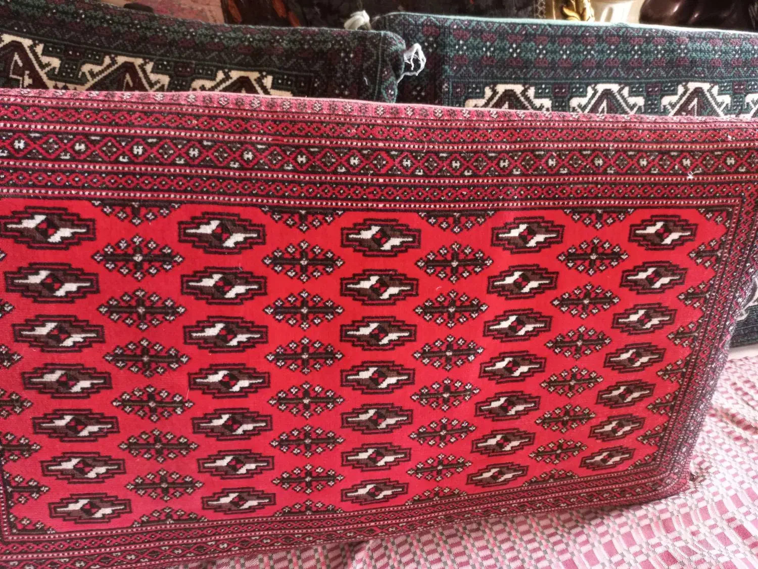 پشتی ۳ عدد.  در صورت نیاز دو عدد دیگر هم موجود|پشتی|بومهن, |دیوار