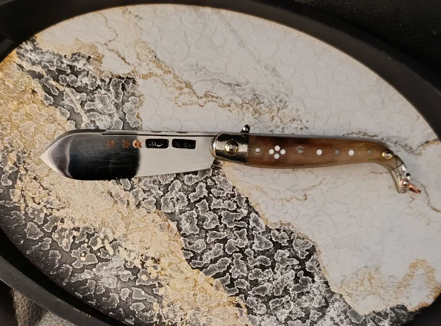 چاقو دسته شاخ .اره دار.موقعیت سامان.|کلکسیون اشیاء عتیقه|سامان, |دیوار