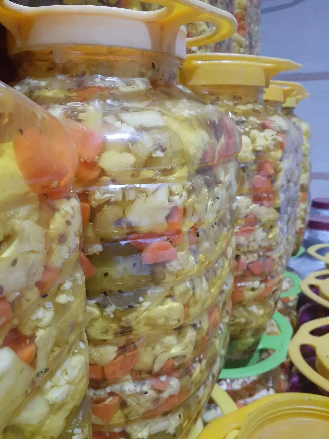 ترشی مخلوط درشت و ریز و آب گوجه|عمده‌فروشی|تهران, میدان میوه و تره‌بار مرکزی|دیوار