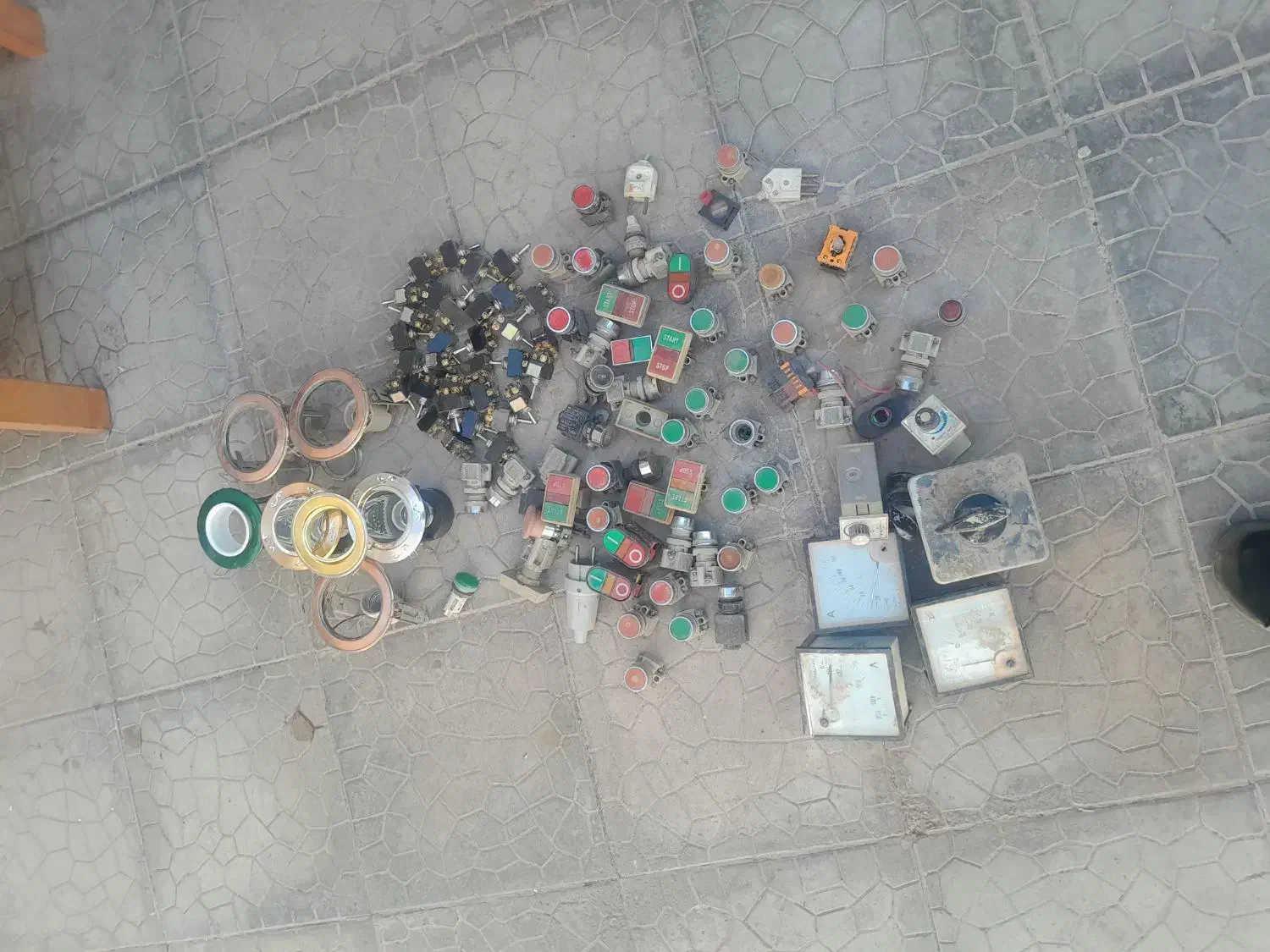 باسلام مقداری کلید امپر جا لامپی برا فروش|مصالح و تجهیزات ساختمان|ماهان, |دیوار