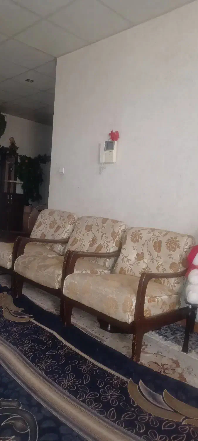 مبل ۷نفره و یک میز شیشه وسط و سه میز پذیرایی|مبلمان خانگی و میز عسلی|صدرا-فارس, فاز ۱|دیوار