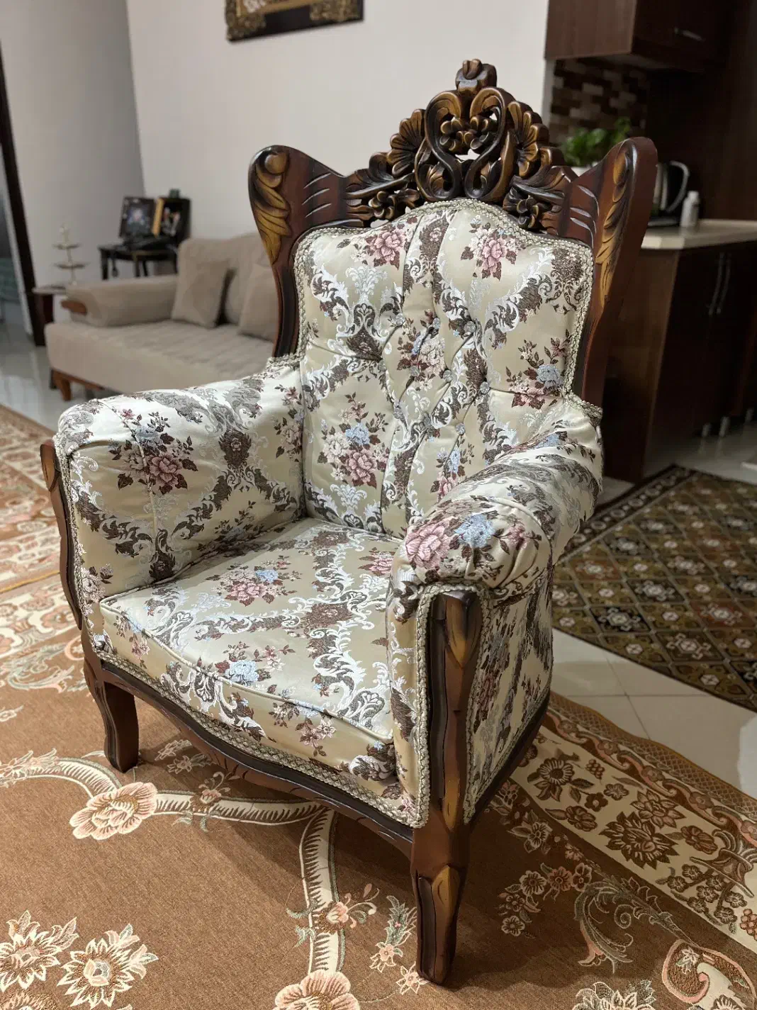 فروش فوری مبل سلطنتی ۹نفره با ۳عدد میز عسلی|مبلمان خانگی و میز عسلی|رشت, جهاد|دیوار